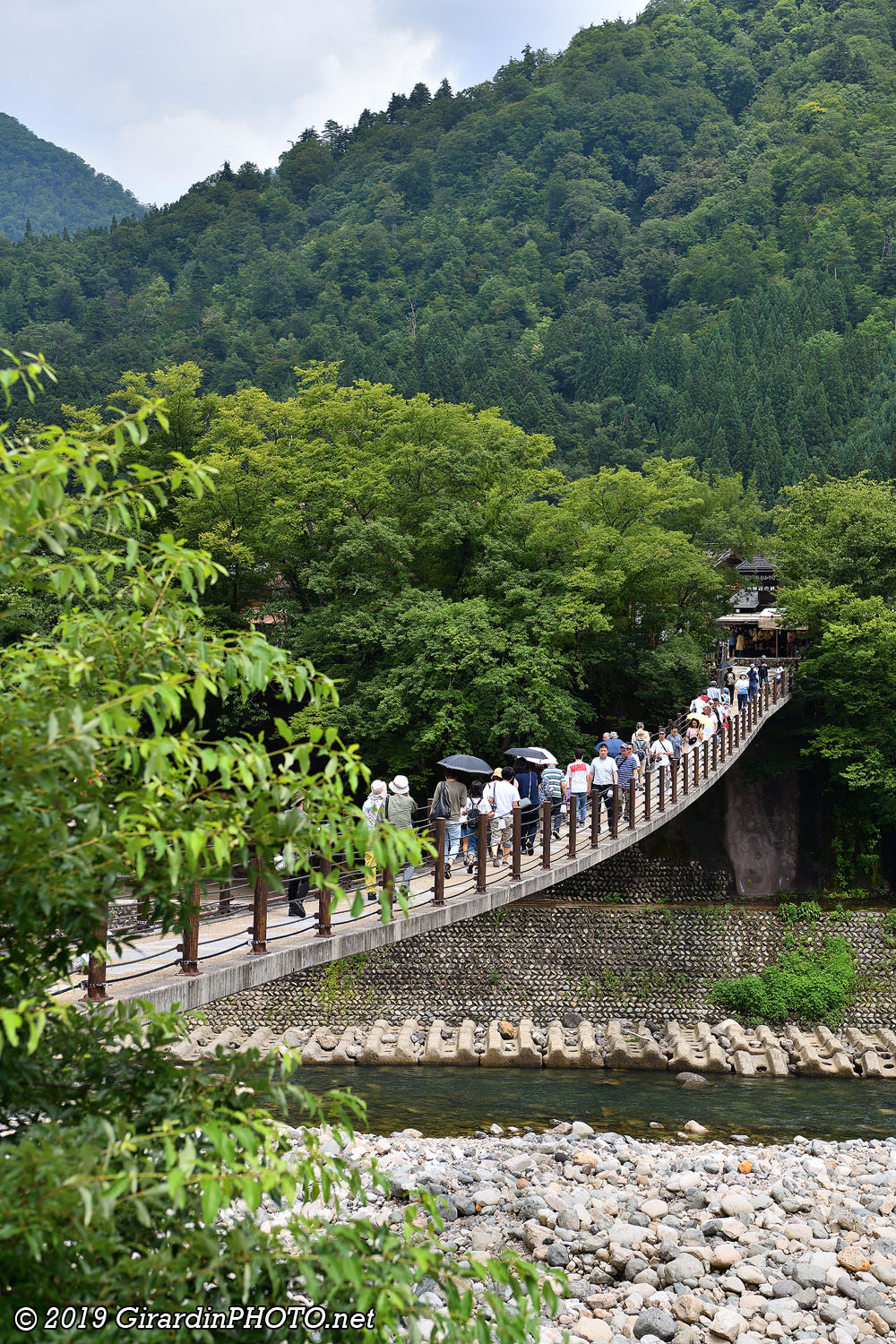 Deai Bridge pour rejoindre le village d'Ogimachi et ses maisons traditionnelles