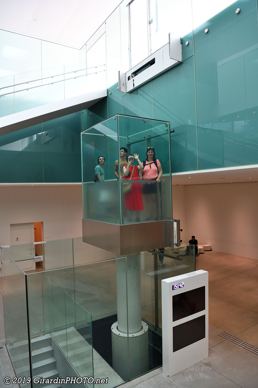 Ascenseur hydraulique, Blue Planet Sky de James Turrell et Swimming Pool de Leandro Erlich