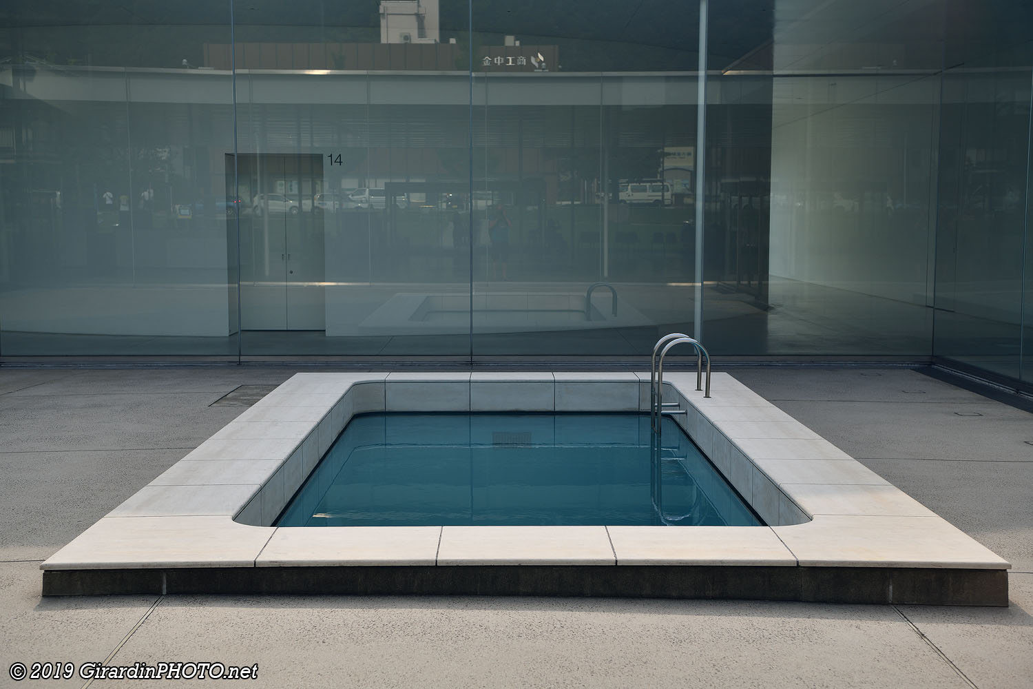 Ascenseur hydraulique, Blue Planet Sky de James Turrell et Swimming Pool de Leandro Erlich