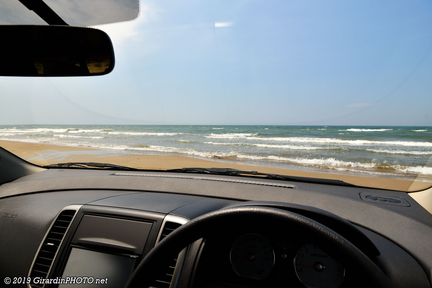 La voiture nous sert de cabine de plage