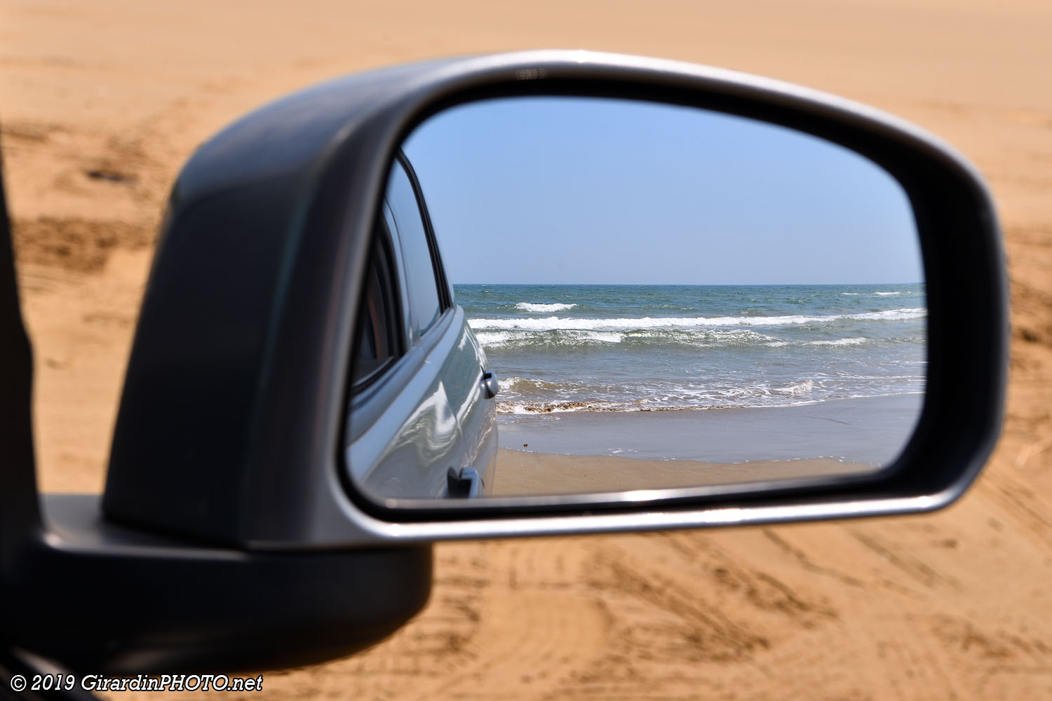 La voiture nous sert de cabine de plage