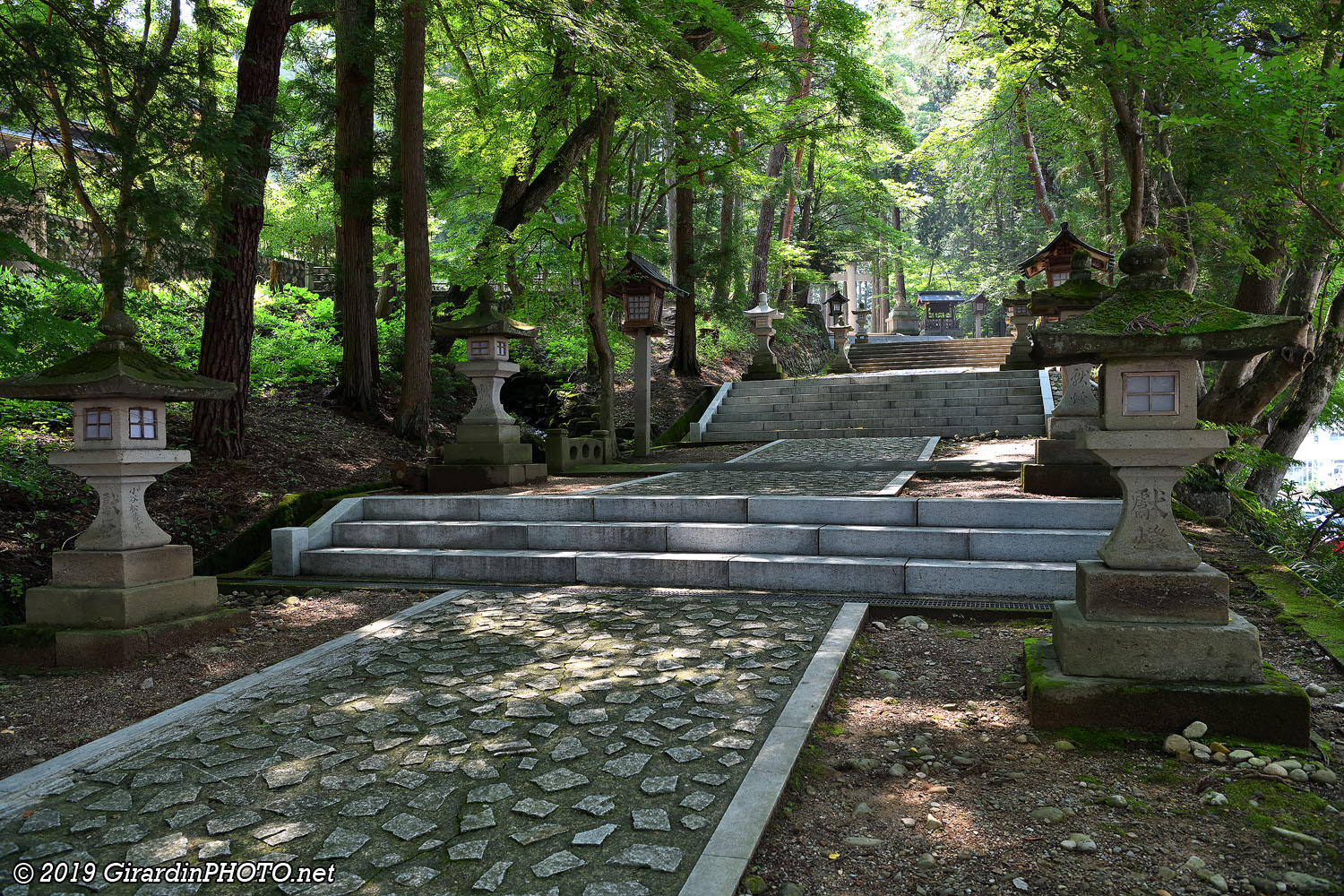 Escaliers qui mènent au sanctuaire Hida Sannogu Hie Jinja