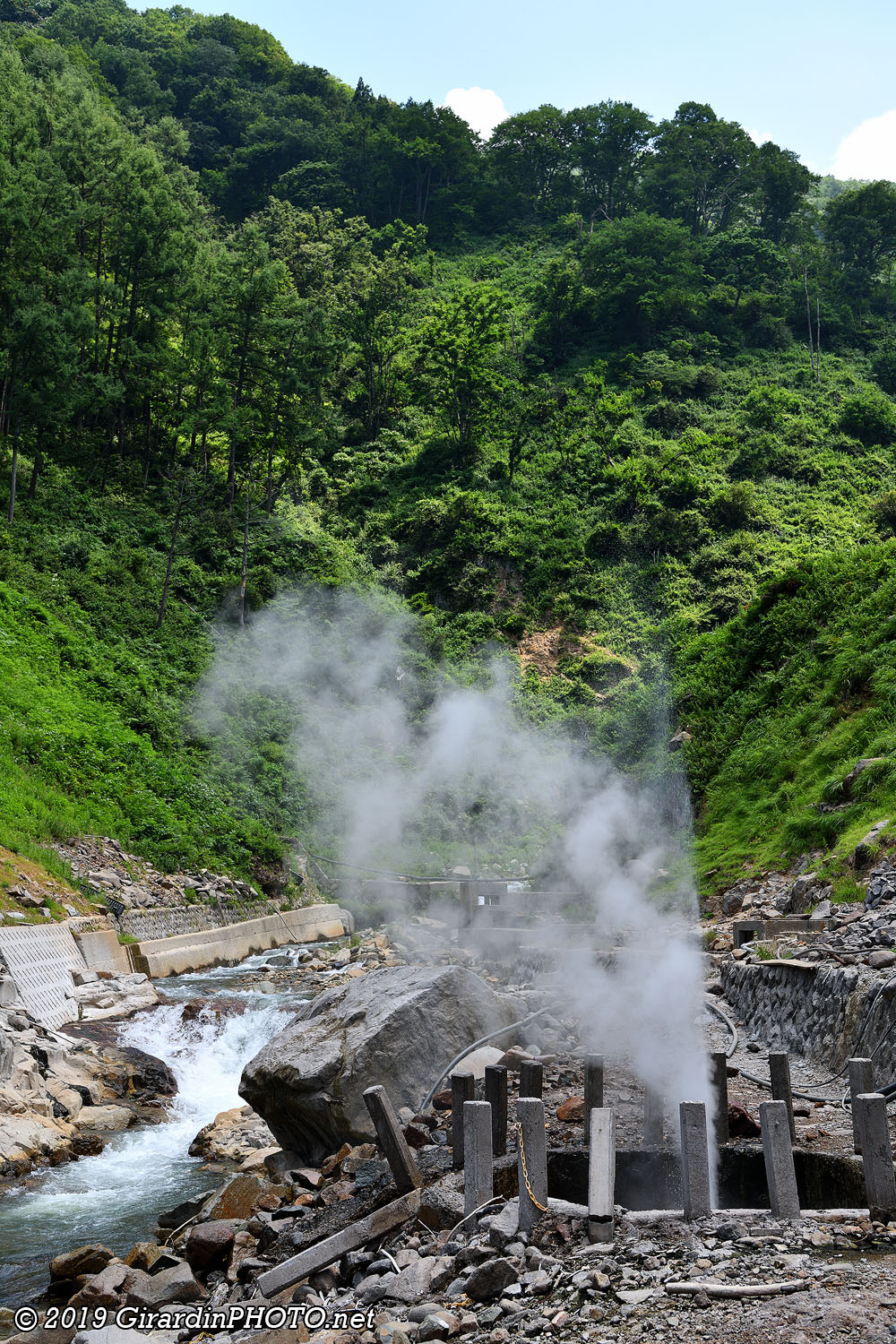 Petit geyser qui peut atteindre 10 m de hauteur
