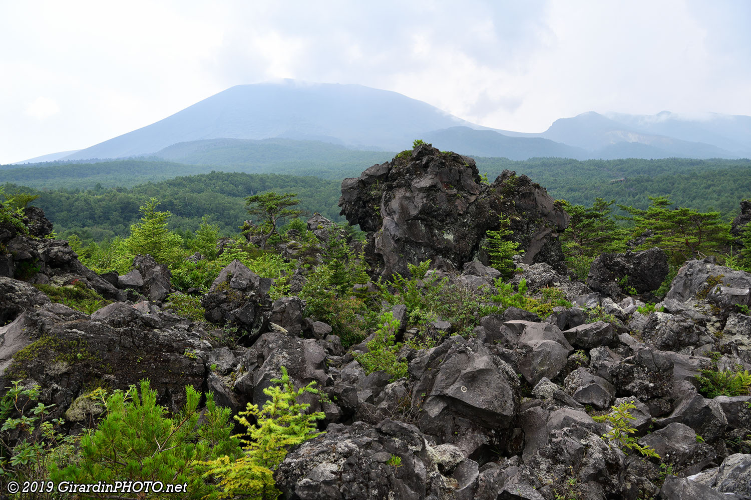 Au fond, le mont Asama