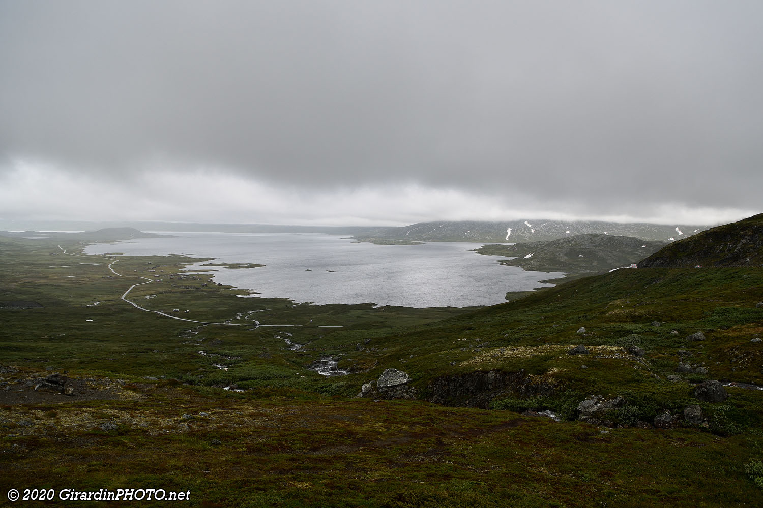 Rjupa Viewpoint (vue sur les hameaux le long du lac Vinstervatn et la vallée de Valdres)