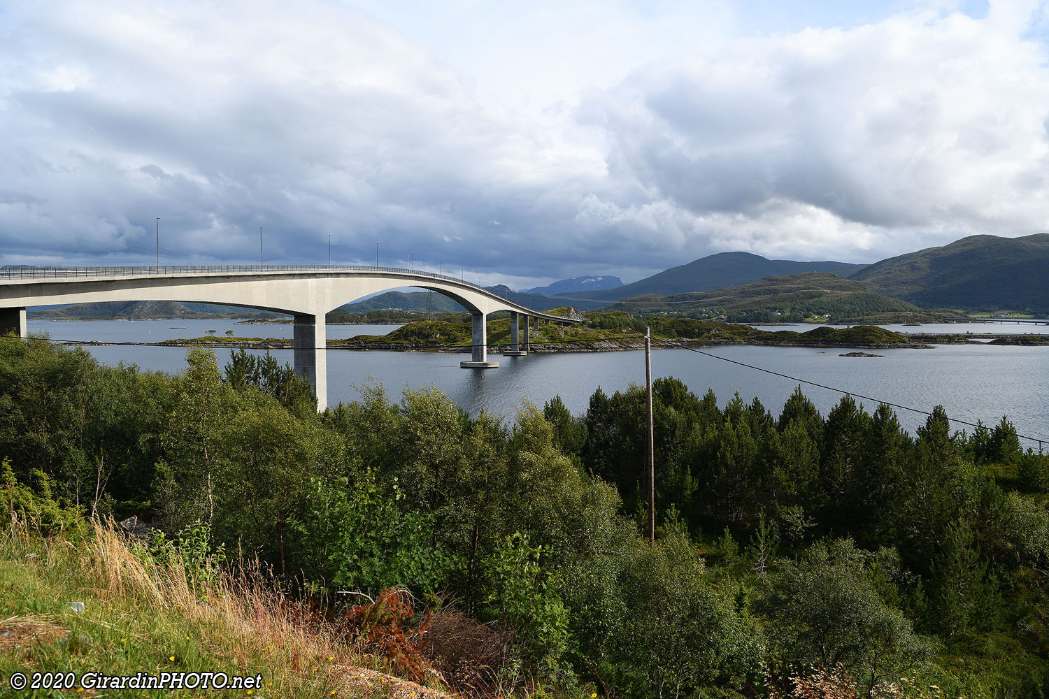 Herøybrua (540m) est le pont qui relie les îles de Gurskøya et Leinøya