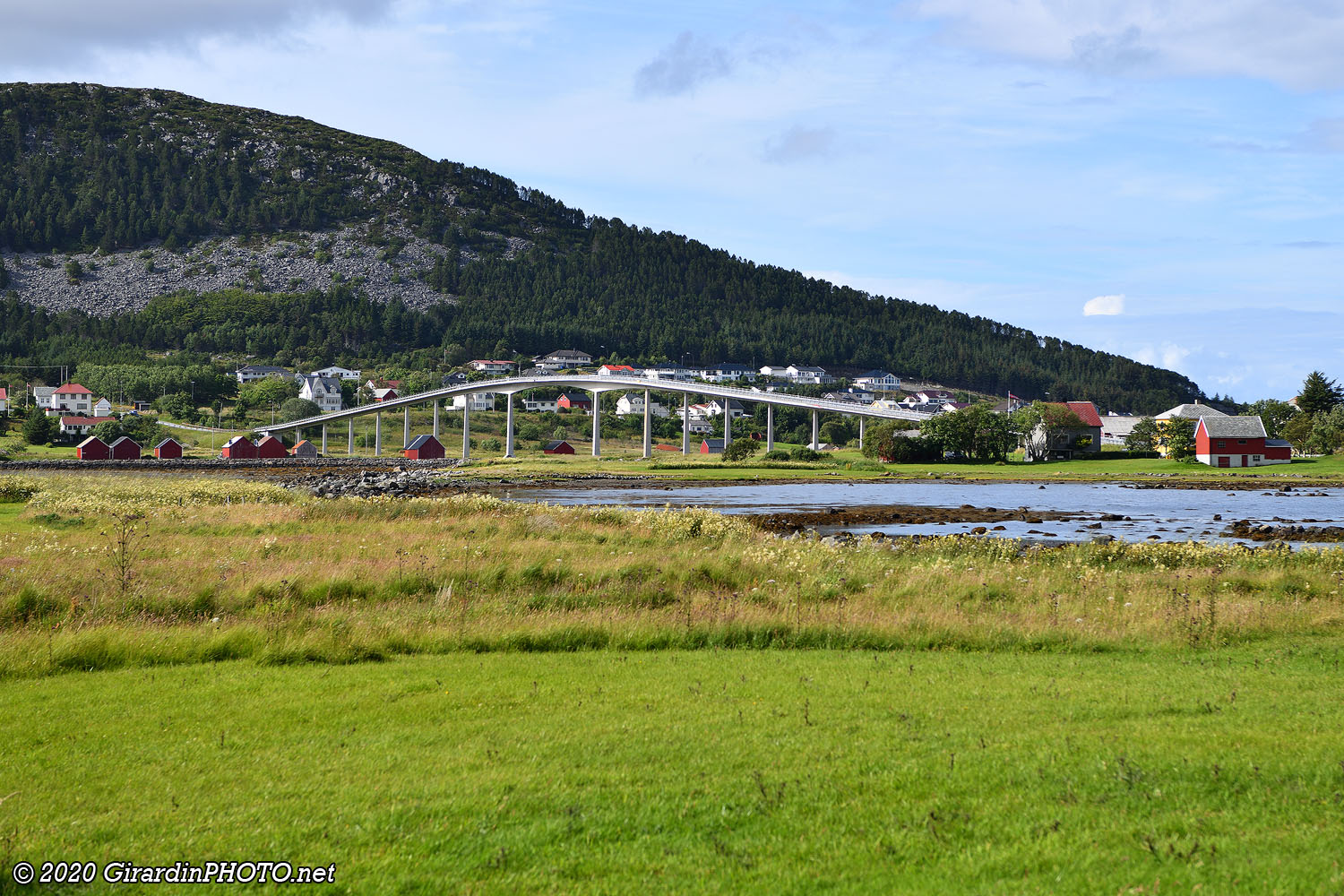 Remøybrua (340m) est le pont qui relie les îles de Leinøya et Remøya