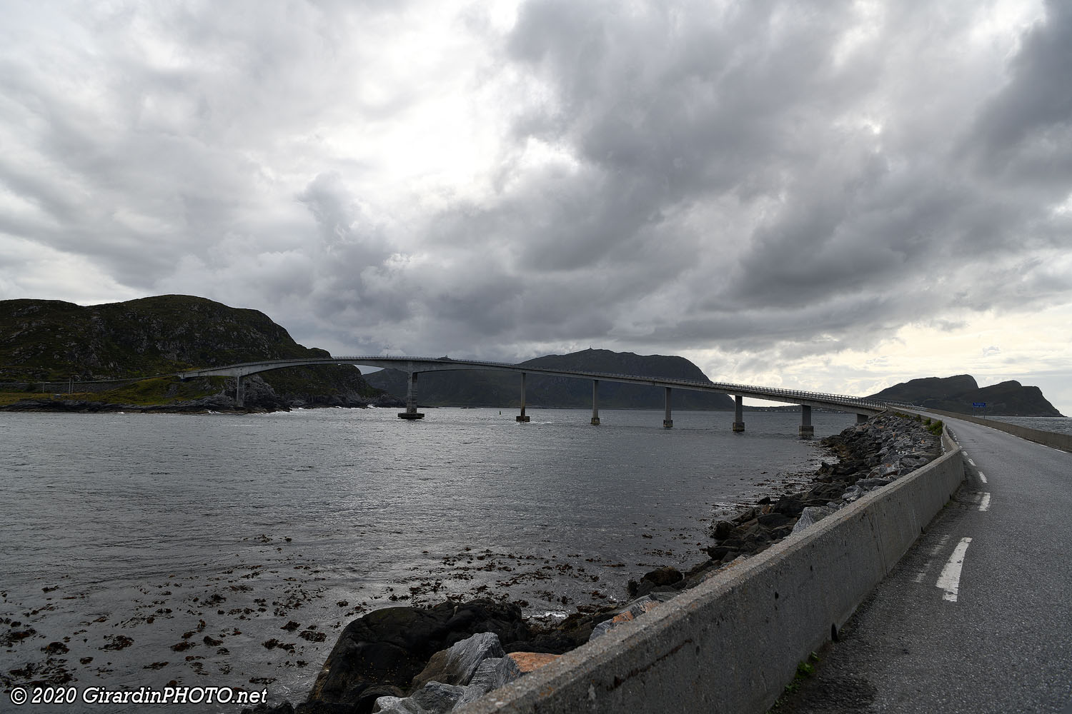 Rundebrua (428m) est le pont qui relie les îles Remøya et Runde
