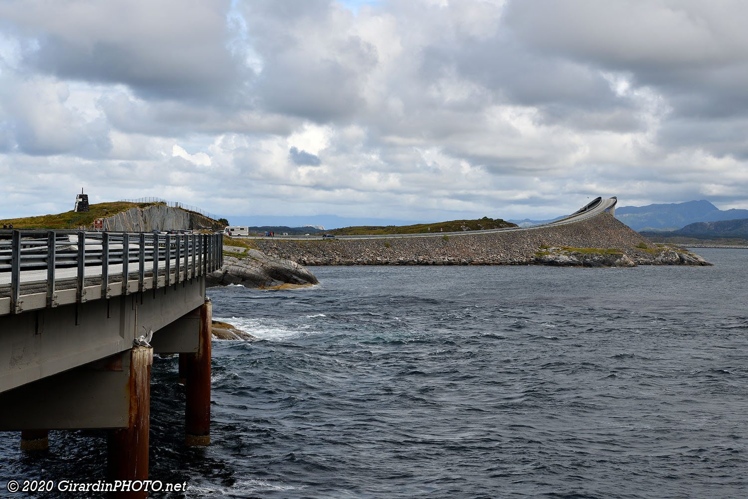 Vue sur le pont Storseisundbrua depuis le pont Myrbærholmbrua