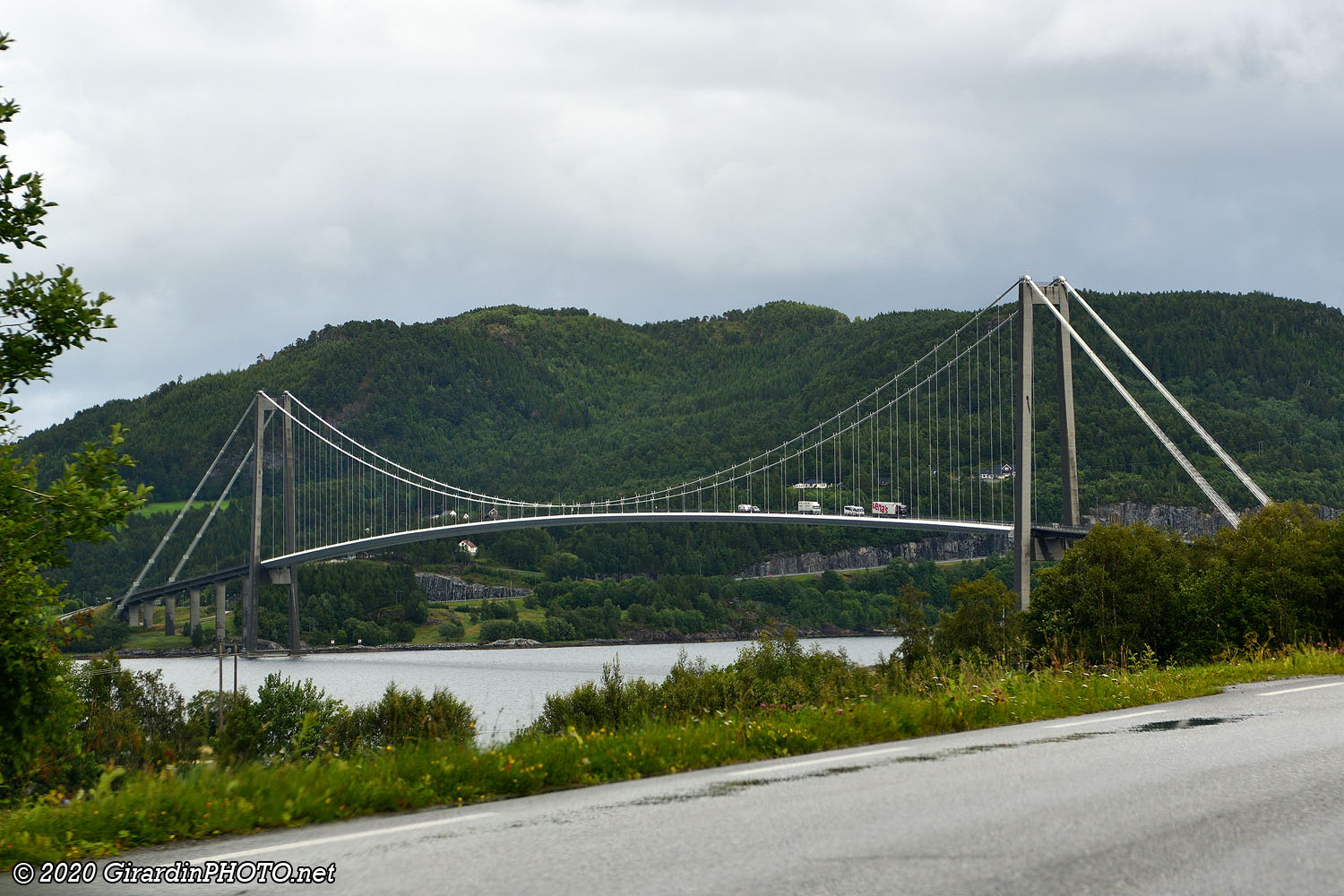 Vue sur le pont Gjemnessundbrua depuis la route Fv279