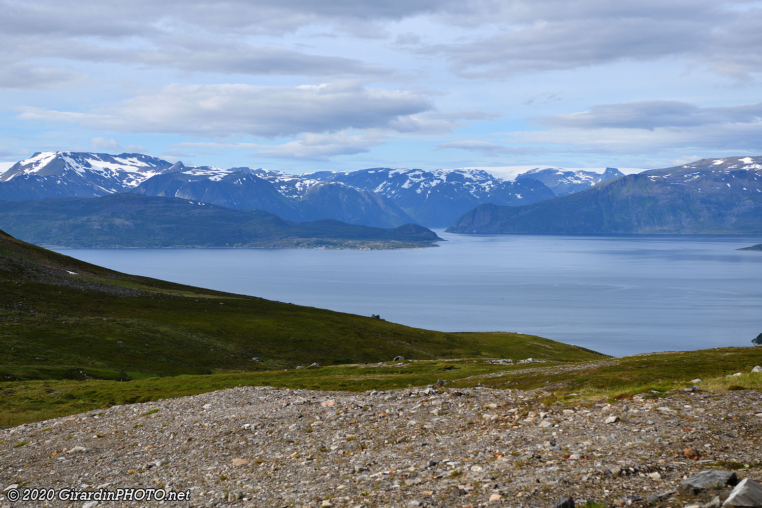 Glacier Øksfjordjøkelen en arrière plan
