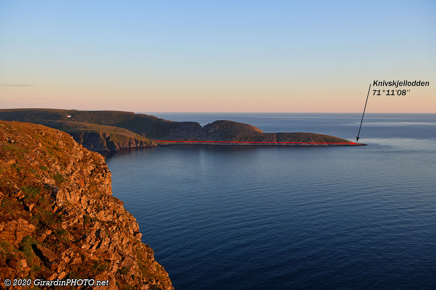 Knivskjellodden : le point le plus septentrional de l'Europe (71°11'08'') vu depuis Nordkapp
