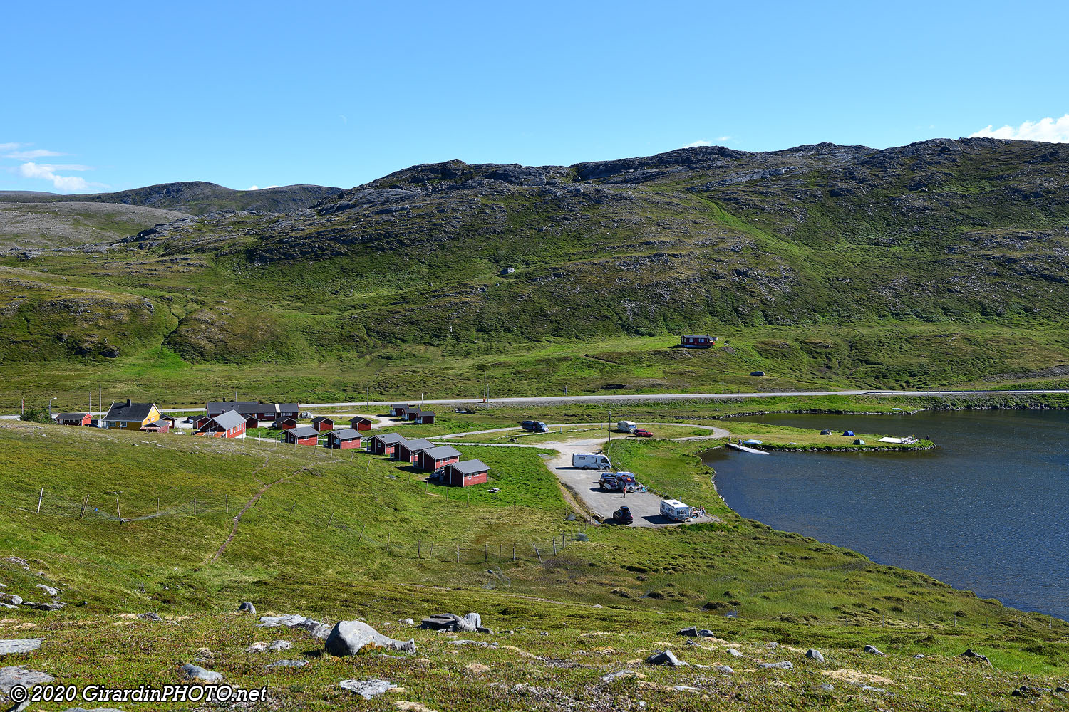 Kirkeporten Camping depuis la colline (on peut voir notre tente au bord du lac)