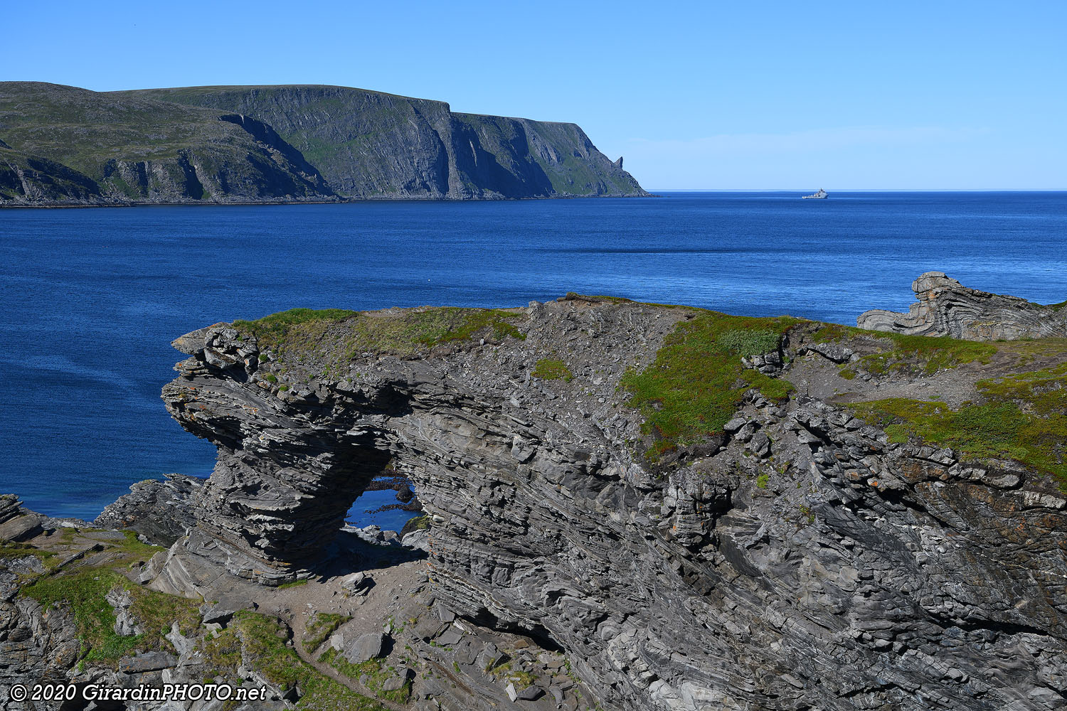 De l'autre côté de la colline, la mer