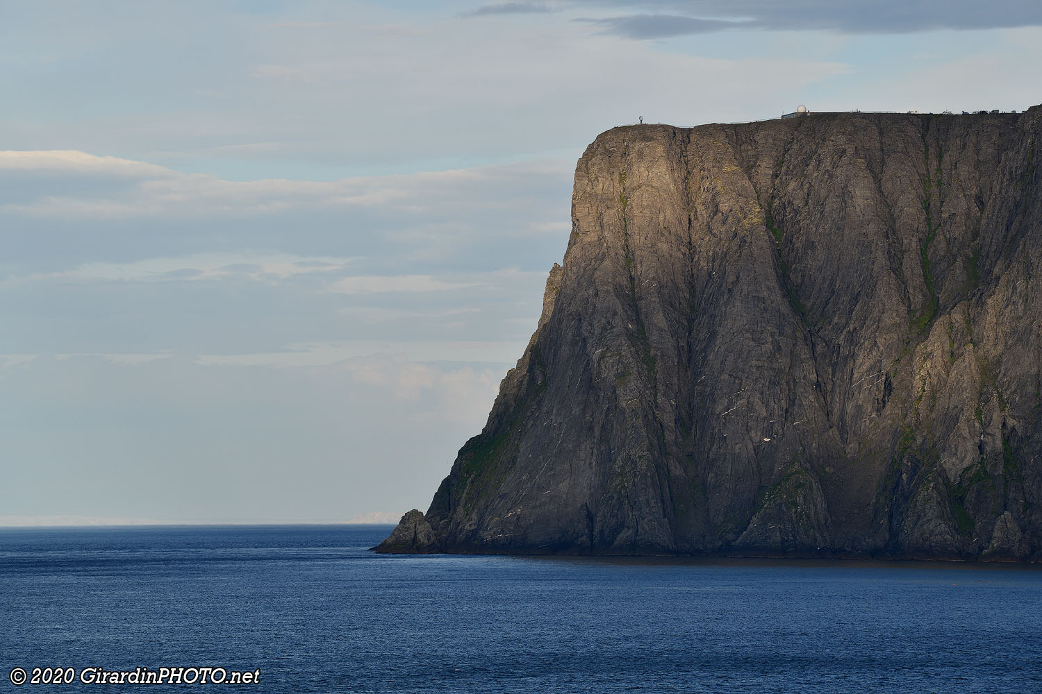 Falaise du Nordkapp depuis la plage