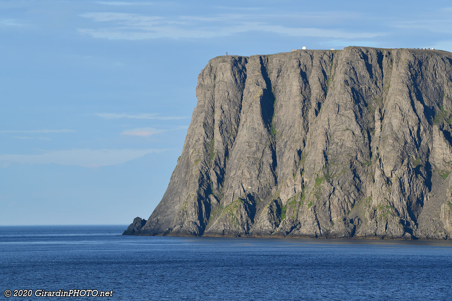 Falaise du Nordkapp au soleil
