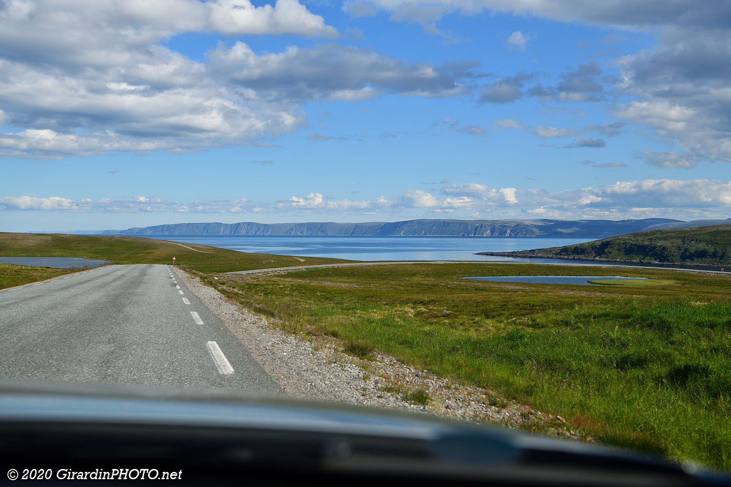 Vue sur la baie de Porsangvika depuis la route E69