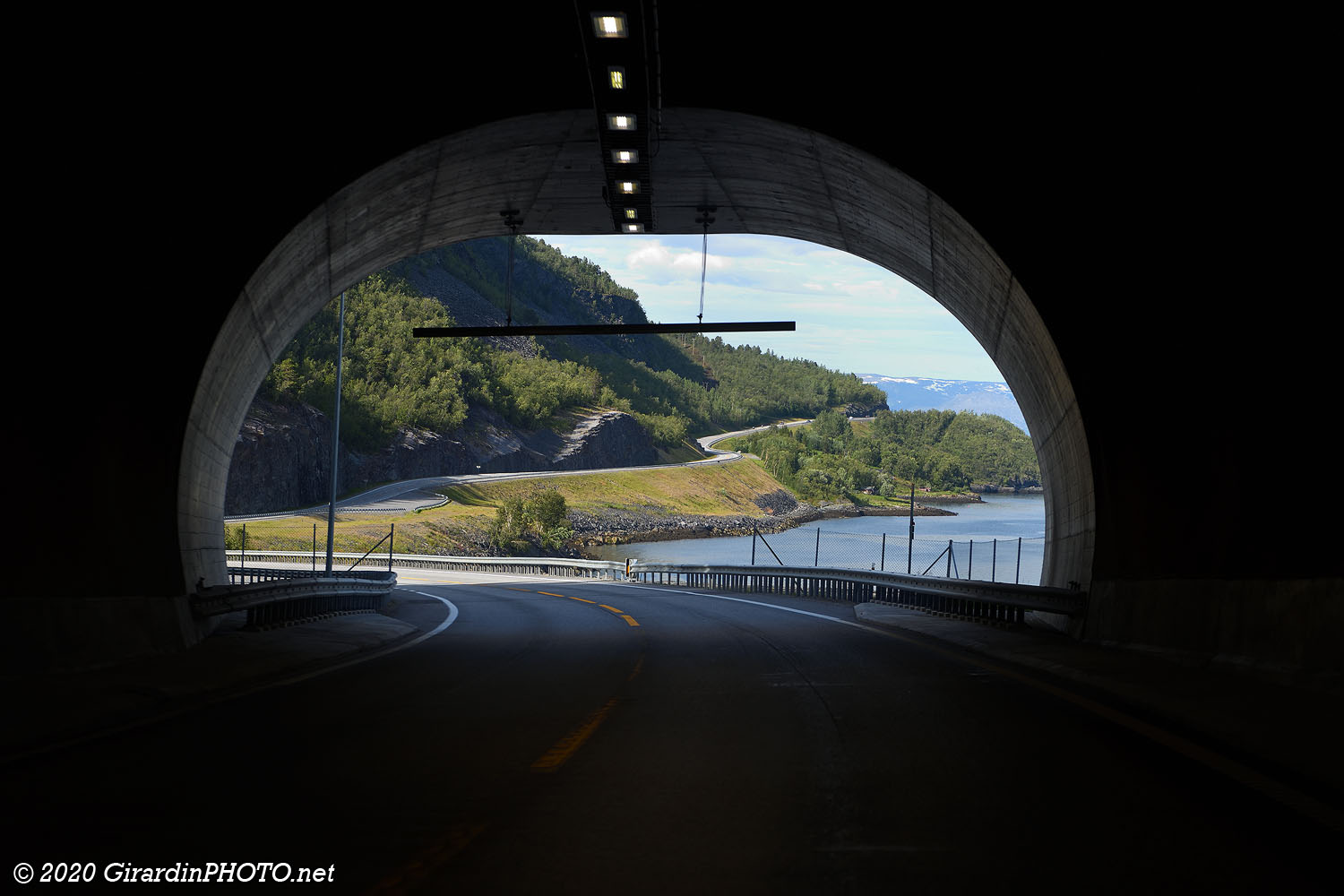 Vue sur le fjord Altafjord depuis la sortie du tunnel Storvikatunnelen