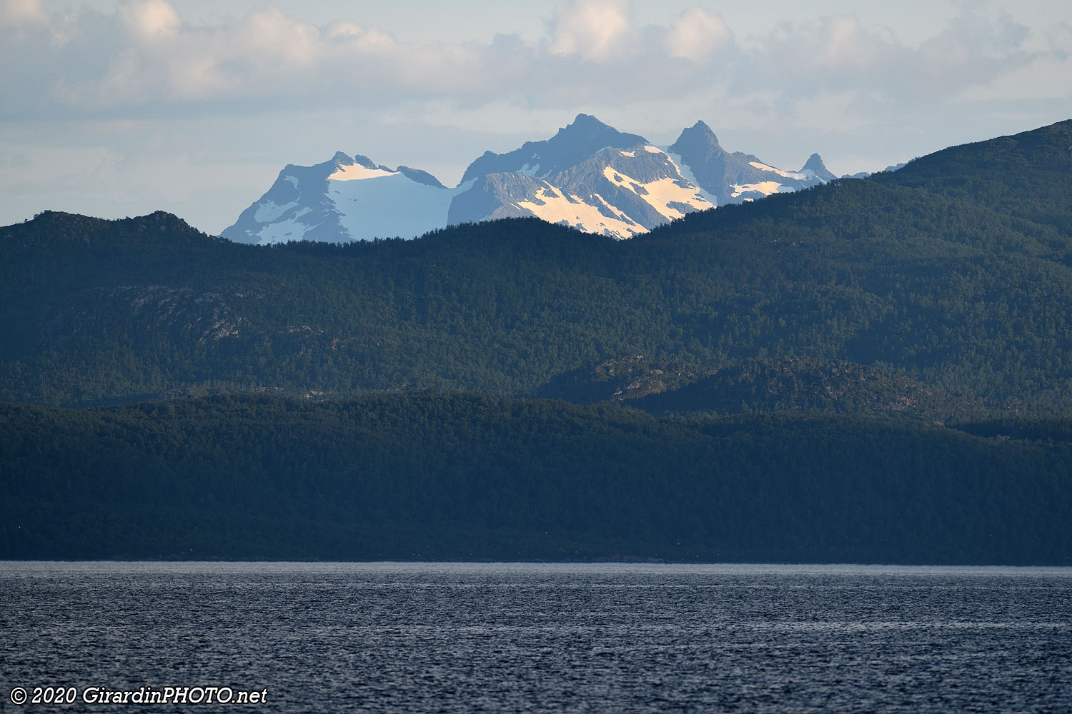 Vue sur le fjord Solbergfjorden et les montagnes Løkseskardtinden depuis le camping