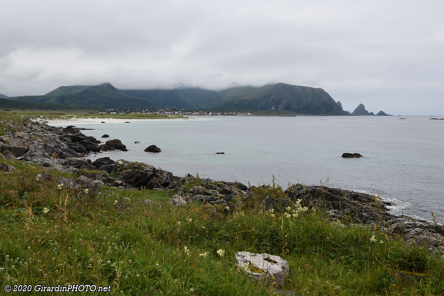 En arrière plan, le village de pêcheurs de Bleik avec sa longue plage de sable blanc