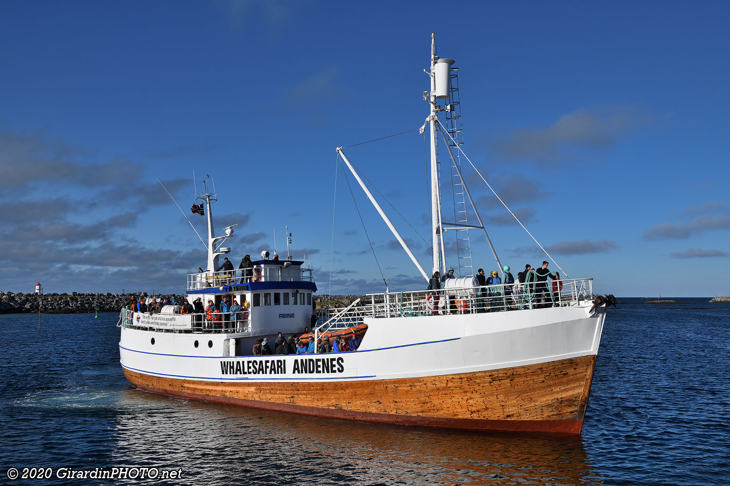 Arrivée du bateau (un ancien baleinier)