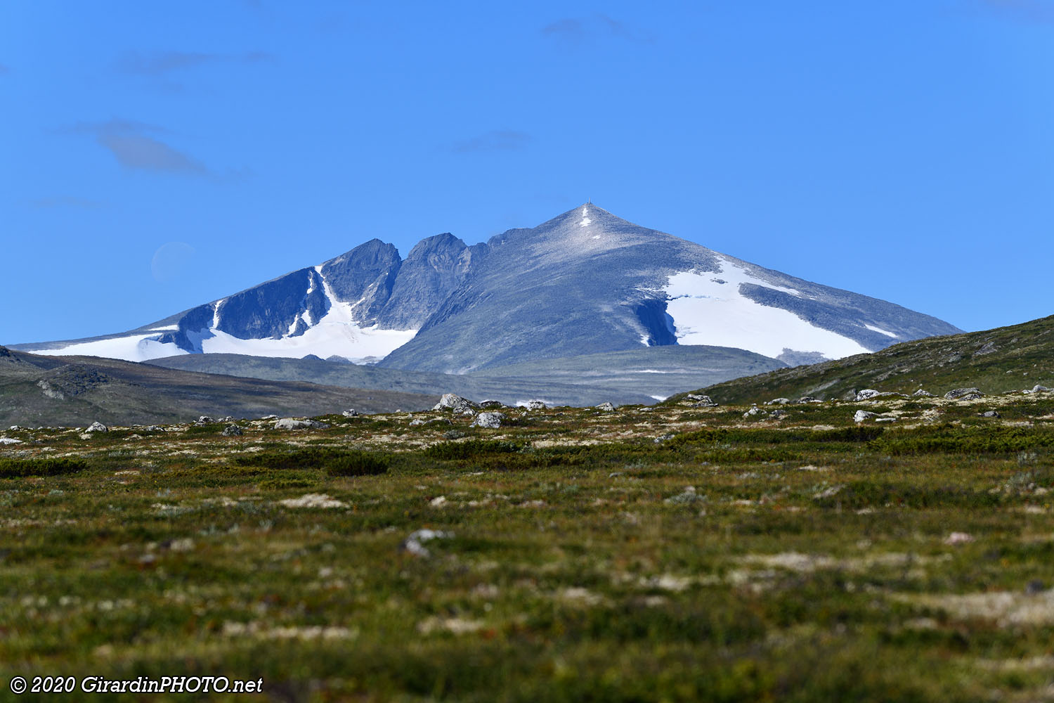 Coucher de la lune derrière la Snøhetta Mountain (à gauche sur la photo)