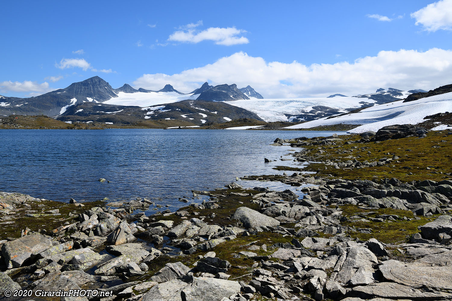 Vue sur le lac Fantesteinsvatnet le glacier Smørstabbrean