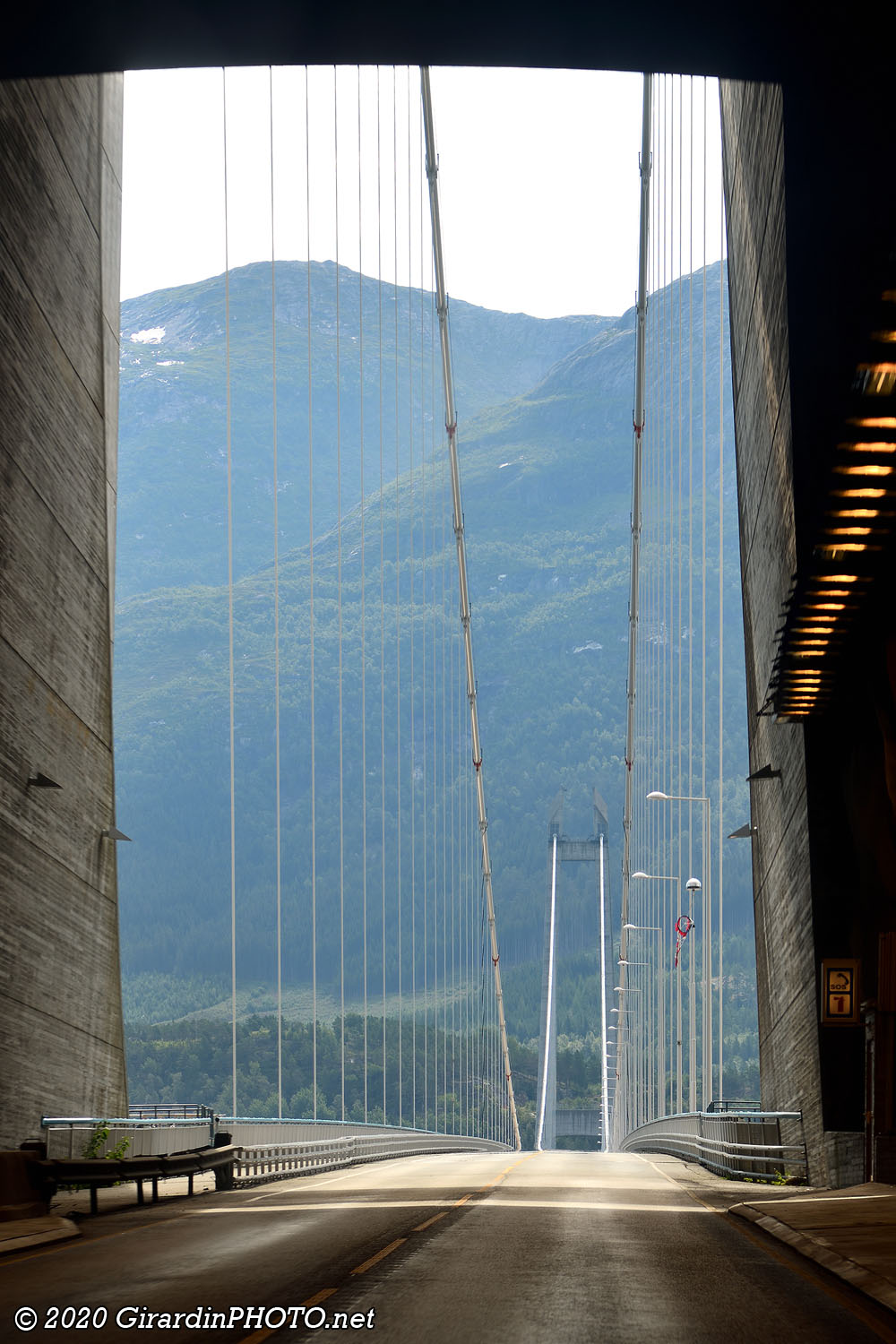 Sortie du tunnel Vallaviktunnelen directement sur le pont Hardangerbrua